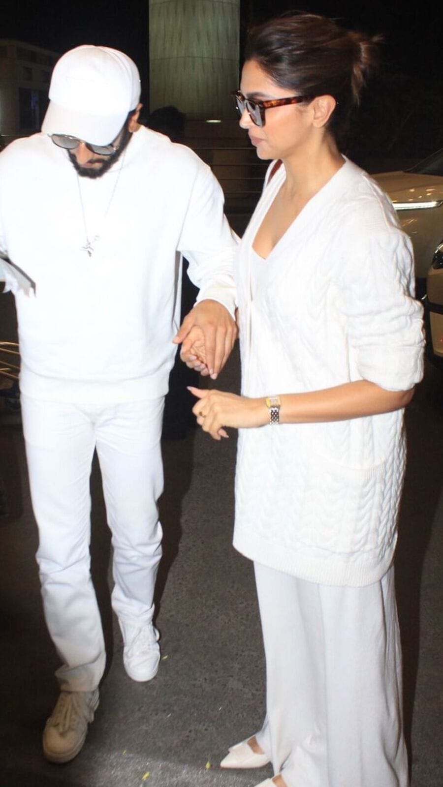 দু-মাসের অন্তঃসত্ত্বা দীপিকা, এয়ারপোর্টে বউকে আগলে রাখলেন রণবীর