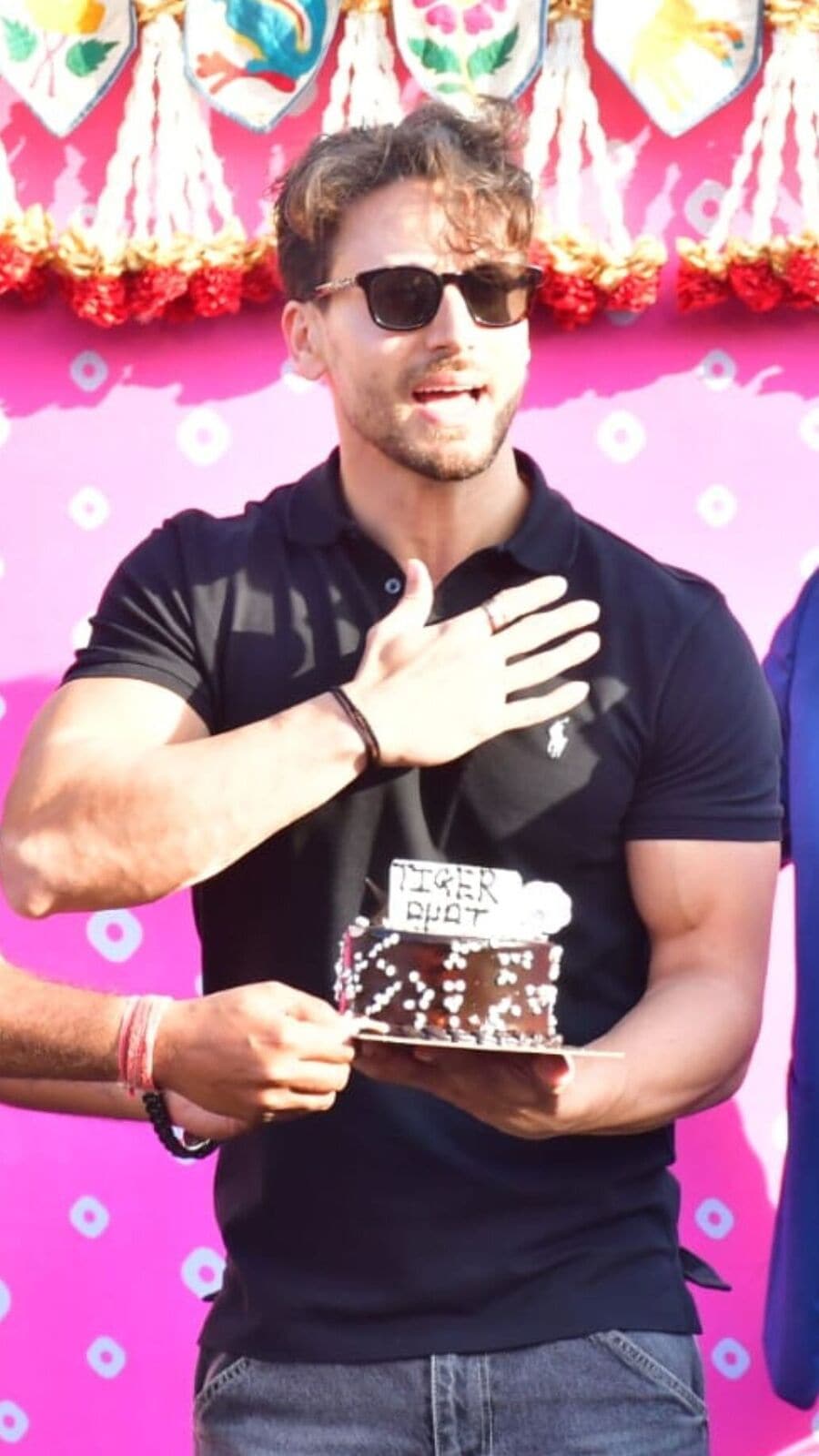 Tiger Shroff Birthday: জামনগরে নামতেই জন্মদিনের শুভেচ্ছায় ভাসলেন, দেখুন টাইগারের কেক কাটার ছবি