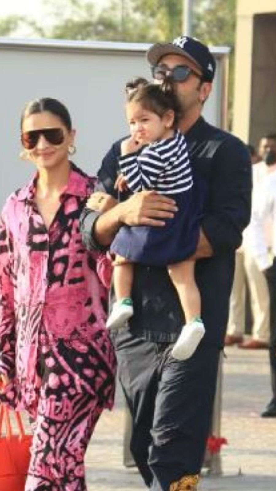 জামনগর বিমানবন্দরে সকাল সকাল তারকাদের ভিড়, বাড়ি ফিরলেন রালিয়া, সইফিনা, ভিক্যাটরা