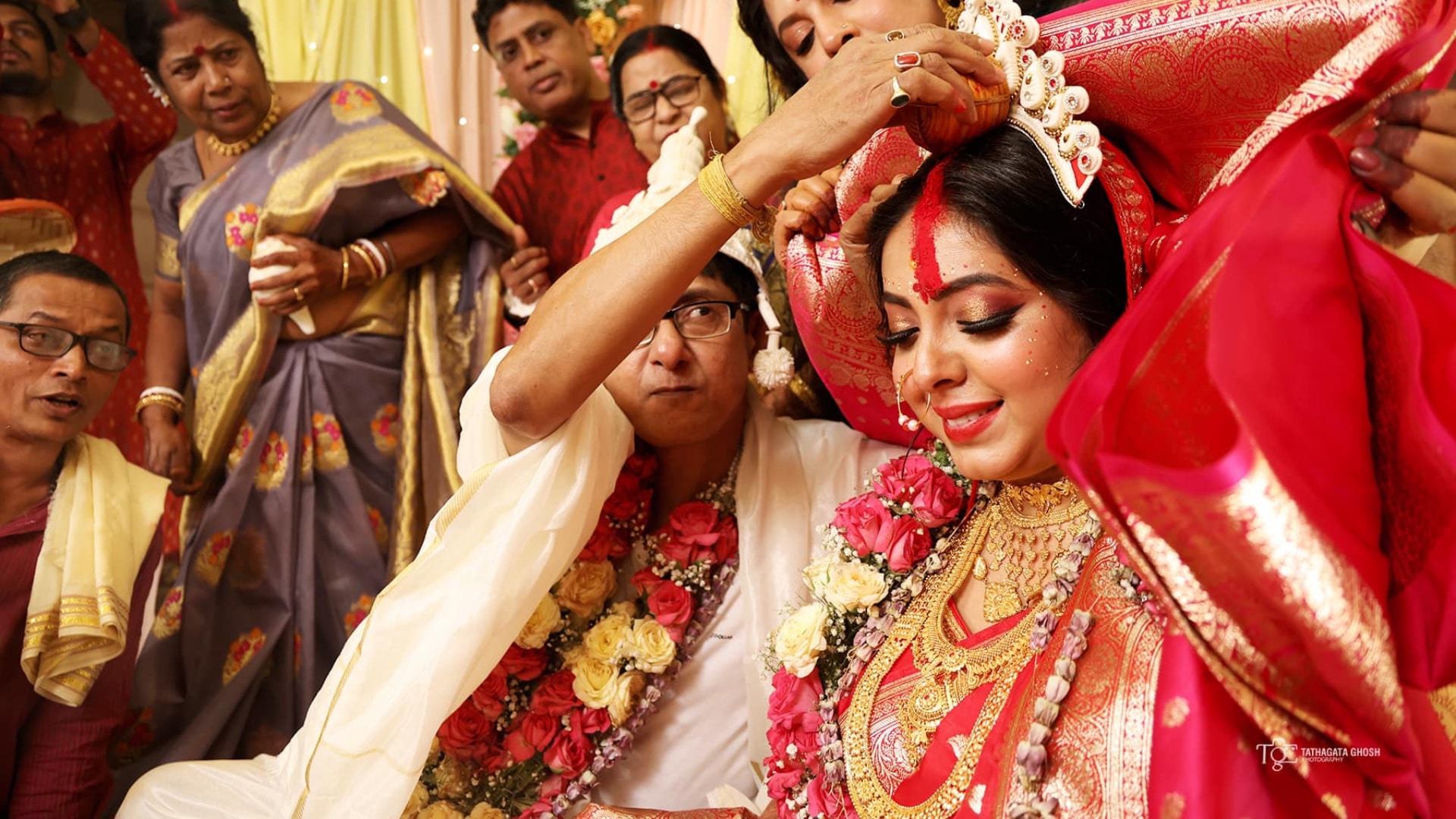 <p><i>গা ভরা সোনার গয়নায় বিয়ের পিঁড়িতে বসেছেন শ্রীময়ী। </i></p> <p><i>গা ভরা সোনার গয়নায় বিয়ের পিঁড়িতে বসেছেন শ্রীময়ী। </i></p>