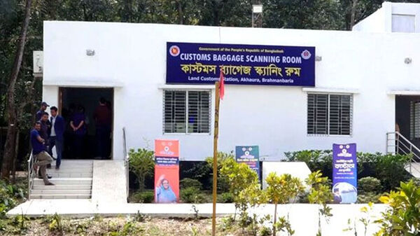 ভারতীয় তরুণীকে জোর করে মদ খাওয়ানোর চেষ্টা বাংলাদেশি কাস্টমস কর্মীর ভারতীয় তরুণীকে জোর করে মদ খাওয়ানোর চেষ্টা বাংলাদেশি কাস্টমস কর্মীর