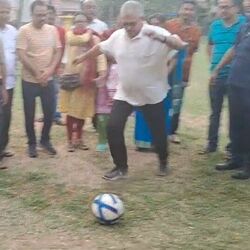 মাঠে নেমে বাঁ পায়ে গোল ও দর্শককে মারলেন দিলীপ ঘোষ