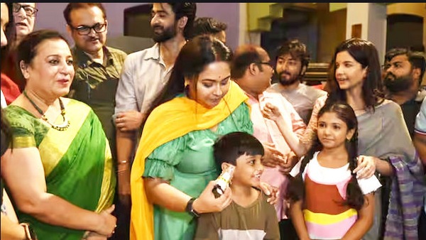 কেক কেটে সেলিব্রেশন কেক কেটে সেলিব্রেশন