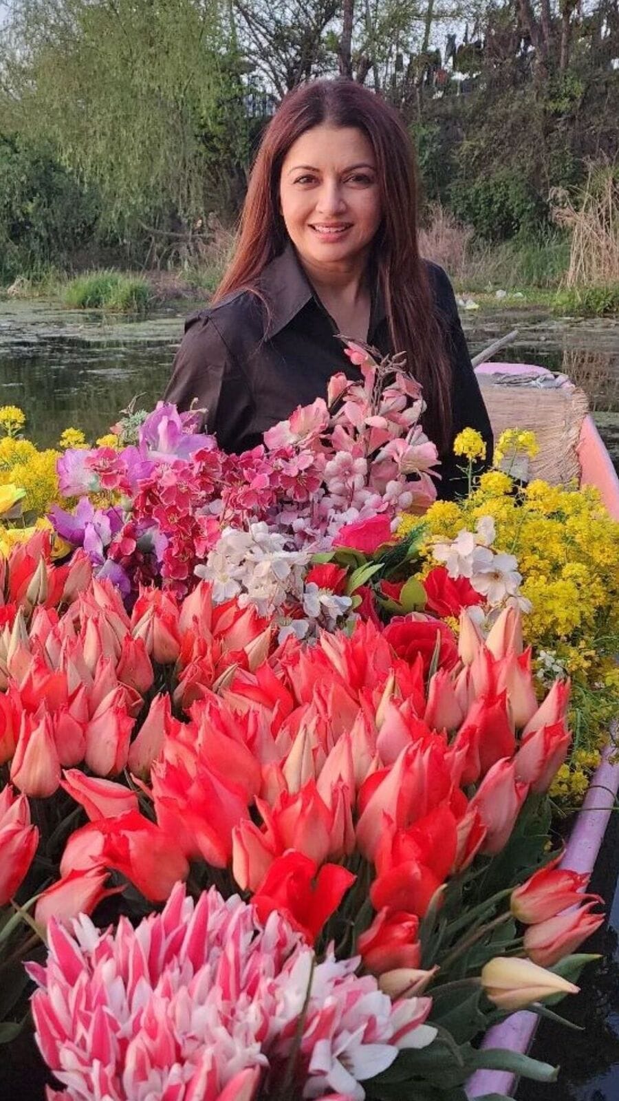 বরের সঙ্গে রোম্যান্টিক মেজাজে ভাগ্যশ্রী, দেখুন নায়িকার কাশ্মীর ভ্রমণের ছবি