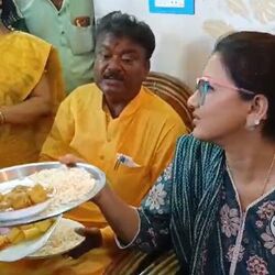 দু'চামচ খেয়ে সরিয়ে রাখলেন থালা, রচনার কি মুড়ি ভালো লাগে না?