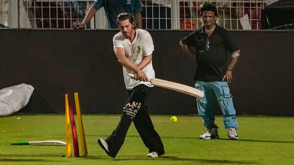 KKR-কে চাঙ্গা করতে নাইটদের অনুশীলনে শাহরুখ খান (ছবি-PTI) KKR-কে চাঙ্গা করতে নাইটদের অনুশীলনে শাহরুখ খান (ছবি-PTI)