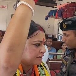 তীব্র গরমে লোকাল ট্রেনে ভোট প্রচার করলেন অগ্নিমিত্রা পাল