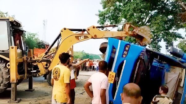 Bus accident in Uttar Dinajpur:সাতসকালে ভয়ঙ্কর দুর্ঘটনা! জাতীয় সড়কে উলটে গেল সরকারি ভলভো, মৃত ২, আহত ২০