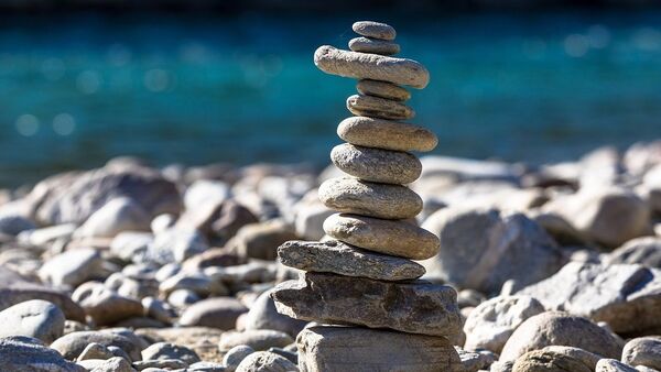 Rock Cairn or Rock Stacking Meaning: পাহাড়ে বেড়াতে গিয়ে পাথরের উপর পাথর সাজান, কিন্তু এর মানে জানেন? কখন এটি ‘অশুভ’