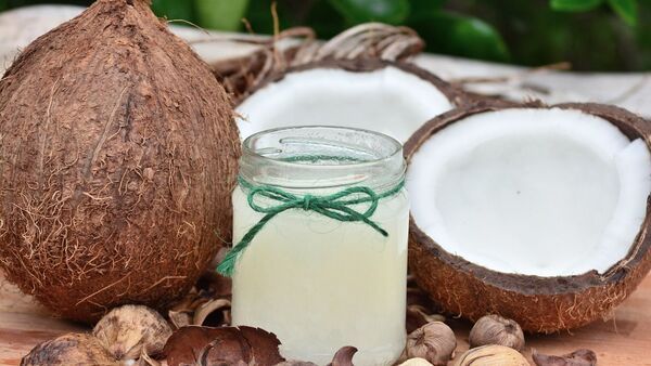 Coconut water: দামি ক্রিমের দরকার নেই, ত্বকের হারানো জেল্লা ফিরিয়ে আনতে পারে ডাবের জল