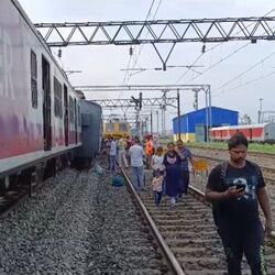 হাওড়ার কাছে লাইনচ্যুত লোকাল, ব্যাহত ট্রেন চলাচল