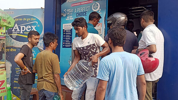 Siliguri Water Crisis Update: শিলিগুড়িতে পানীয় জলের কালোবাজারি শুরু, কেন বিষাক্ত হল মহানন্দা? আসল কারণটা কী!