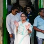 ভোটদানের পরে মমতা বন্দ্যোপাধ্যায়। (ছবি সৌজন্যে পিটিআই)
