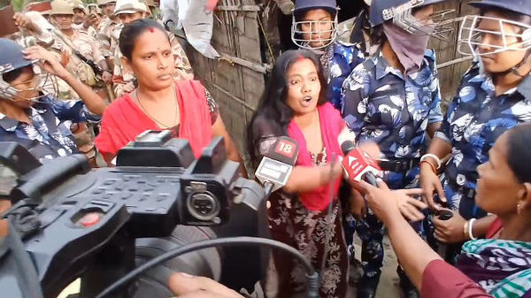 Sandeshkhali Update: সন্দেশখালিতে BJP কর্মীর বাড়িতে পুলিশি নির্যাতনের অভিযোগ, রুখে দাঁড়ালেন মহিলারা
