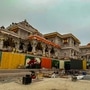 নির্মাণ শ্রমিক কাজ করছে রামমন্দির গড়ে তুলতে। (PTI)