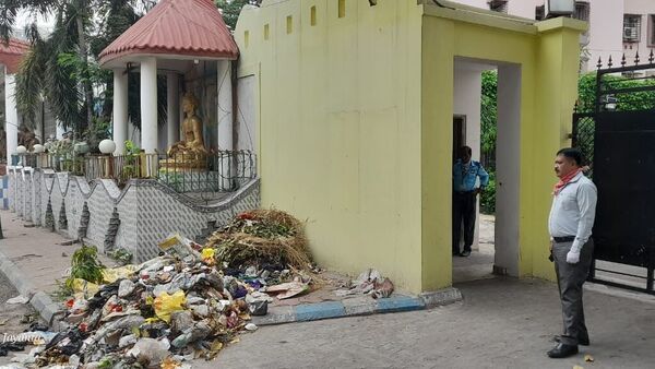 ‘Garbage dumped infront of house’: ‘TMC-কে ভোট না দেওয়ায় বাড়ির সামনে ফেলা হল নোংরা’, ‘প্রতিশোধ’ দেখে হেসে খুন নেতা