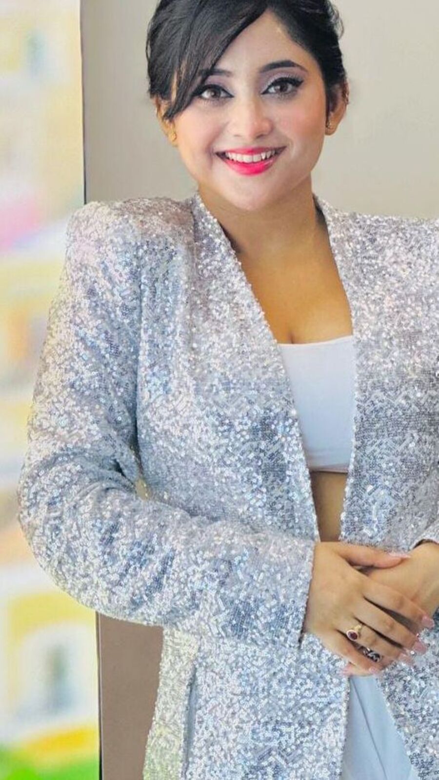 সৌমিতৃষার পোশাকের আড়াল থেকে উঁকি দিচ্ছে অন্তর্বাস!