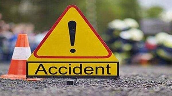 Minor hit by pick up van: কামালগাজিতে নাবালিকাকে পিষে দিয়ে টেনে হিঁচড়ে নিয়ে গেল সবজির গাড়ি