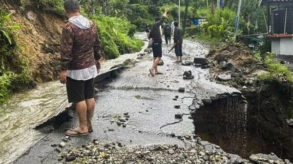 Sikkim and Kalimpong: সিকিমে আটকে পড়া পর্যটকদের উদ্ধার করতে পারল না বিমান, কালিম্পংয়েও বিপর্যয়, জাতীয় সড়কে যাবেন না