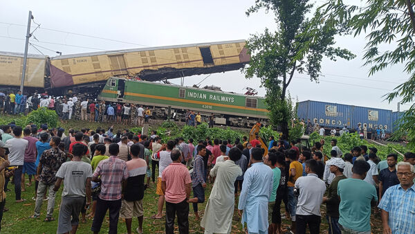 Trains diverted due to accident: দুর্ঘটনার জেরে বন্দে ভারত, পদাতিক, রাজধানী-সহ ২২ ট্রেনের রুট বদল! রইল তালিকা
