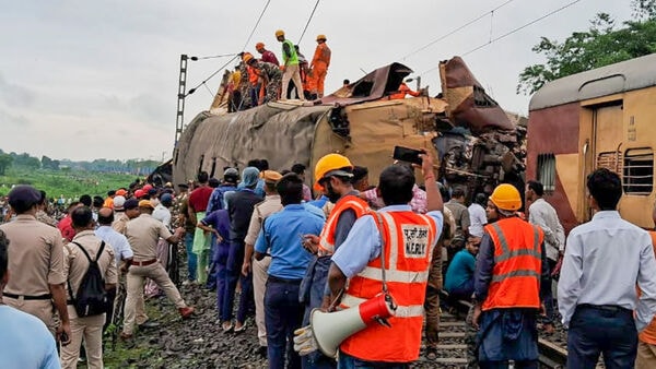 Kanchanjunga Train Accident: ভোর ৫টা ৫০ থেকে ওই লাইনে বিকল ছিল সিগন্যাল, তারপরেও…’ কাঞ্চনজঙ্ঘা ট্রেন দুর্ঘটনায় বড় আপডেট