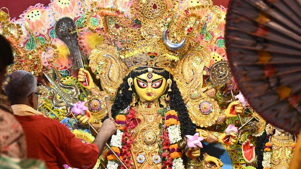 দেবী দুর্গার গমন ২০২৪- চলতি বছরে দেবী দুর্গার গমন হচ্ছে গজে। অর্থাৎ গজ বা হস্তিতে। গজ হল দেবীর সবচেয়ে উৎকৃষ্ট বাহন। দেবীর গমন হাতিতে হলে ফল- গজে চ জলদা দেবী শস্যপূর্ণা বসুন্ধরা। ফলে শস্যপূর্ণ ধরিত্রী প্রাপ্তির সম্ভাবনা রয়েছে। যার ফল শুভ। (এই প্রতিবেদনের তথ্য মান্যতা নির্ভর। এর সত্যতা যাচাই করেনি হিন্দুস্তান টাইমস বাংলা। )&nbsp;&nbsp;&nbsp;(ছবি সৌজন্যে, সমীর জানা/হিন্দুস্তান টাইমস)