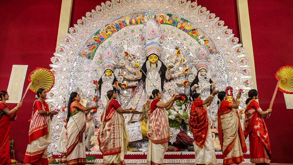 দেবী দুর্গার আগমন ২০২৪- শাস্ত্র মতে, দেবী দুর্গার আগমন ২০২৪ সালে দোলা বা পালকিতে হচ্ছে। শাস্ত্রে আছে, ‘দোলায়াং মকরং ভবেৎ’, দোলায় আসা মকরতূল্য বা মহামারীর ইঙ্গিত। যার ফল শুভ নয়। এতে বিপুল দুর্ভোগ, দুর্যোগের সম্ভাবনা থাকে।&nbsp;&nbsp;&nbsp;&nbsp;(PTI Photo)&nbsp;(PTI)