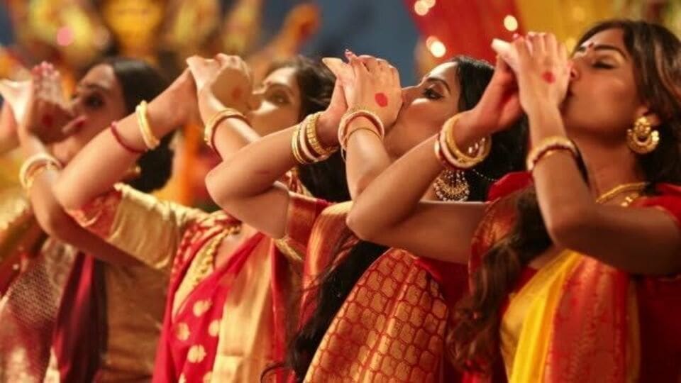 দুর্গাপুজো ২০২৪ ঘিরে ধীরে ধীরে কাউন্টডাউনের পালা শুরু হয়ে গিয়েছে। সামনেই রথযাত্রা উৎসব। তারপরই বাঙালির মেগা পার্বণ দুর্গাপুজোর অপেক্ষায় লাগবে দোলা! ফের একবার দিকে দিকে প্যান্ডেল বাঁধার চেনা ছবি, তারপর ঠাকুর আসা, ততদিনে কাশের বোনে দোলা লেগে যাবে। শিউলি কুড়োনোর সকালে উঠে বাঙালি অপেক্ষা করবে মহালয়ার স্তোত্রপাঠ শোনার। মন ছুঁয়ে যাওয়া এই সমস্ত কিছু আসতে আর মাত্র ৪ মাস! এদিকে, পঞ্জিকামতে দেখে নেওয়া যাক, ২০২৪ দুর্গাপুজোয় মা দুর্গার আগমন ও গমন ঘিরে প্রভাব।