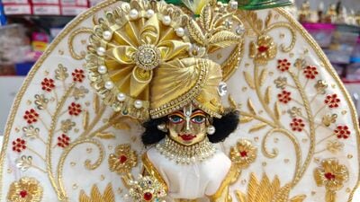 ২০২৪ কৃষ্ণ জন্মাষ্টমীর তিথি খুব শিগগিরই আসছে। চলতি বছরে কোন শুভ সময়ে শ্রীকৃষ্ণ জন্মাষ্টমী পড়ছে, সেদিকে নজর রয়েছে সব পক্ষের। চলতি বছরে সোমবার শ্রীকৃষ্ণ জন্মাষ্টমী পড়ছে। তবে কোন তারিখে এই জন্মাষ্টমীর দিনটি পড়ছে, সেটি দেখে নেওয়া যাক।