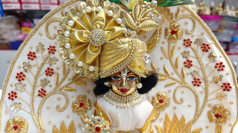 ২০২৪ কৃষ্ণ জন্মাষ্টমীর তিথি খুব শিগগিরই আসছে। চলতি বছরে কোন শুভ সময়ে শ্রীকৃষ্ণ জন্মাষ্টমী পড়ছে, সেদিকে নজর রয়েছে সব পক্ষের। চলতি বছরে সোমবার শ্রীকৃষ্ণ জন্মাষ্টমী পড়ছে। তবে কোন তারিখে এই জন্মাষ্টমীর দিনটি পড়ছে, সেটি দেখে নেওয়া যাক।