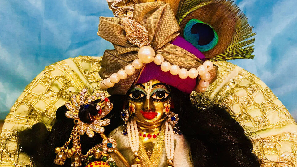 জন্মাষ্টমী ভোগ- জন্মাষ্টমীর দিনে একাধিক ভোগ অর্পণ করা হয়ে থাকে দেবতা শ্রীকৃষ্ণকে। এইদিনে বাড়িতে যে লাড্ডু গোপাল রয়েছে, তাঁর উদ্দেশে দেওয়া হয় ভোগ। এমন দিনে ৫৬ ভোগের গুরুত্ব বেশি। ভাদ্র মাসের তিথিতে জন্মাষ্টমী পালিত হয়। ভাদ্র মাসের তাল দিয়ে তৈরি তালের বড়া, তালের ক্ষীর এমন শুভ দিনে দেবতাকে দেওয়া হয়। এছাড়াও নাড়ু থেকে শুরু করে লুচি পায়েস সহ নানান পদ অর্পণ করা হয় গোপাল দেবকে।&nbsp;
