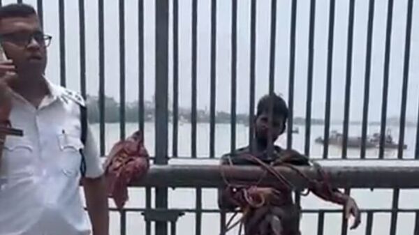 Howrah Bridge: হাওড়া ব্রিজের রেলিং টপকে গঙ্গায় ঝাঁপ দিতে যাচ্ছিলেন যুবক, ঝপ করে বেঁধে ফেলল পুলিশ – an youth was trying to jump from howrah bridge, police rescued him