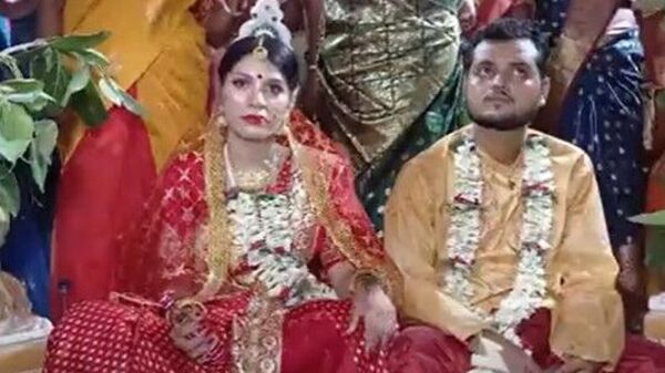 নবদ্বীপের কার্তিককে বিয়ে করলেন ব্রাজিলের ম্যানুয়েলা নবদ্বীপের কার্তিককে বিয়ে করলেন ব্রাজিলের ম্যানুয়েলা