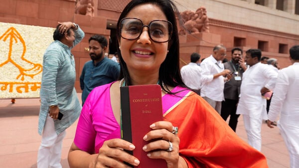 পার্লামেন্টে মহুয়া মৈত্র 