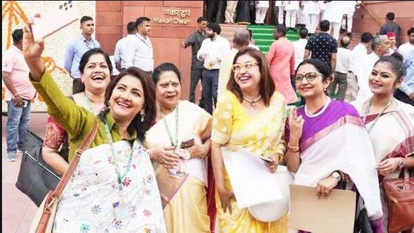 জুন, সায়নী, শতাব্দী, রচনাদের সেলফি জুন, সায়নী, শতাব্দী, রচনাদের সেলফি