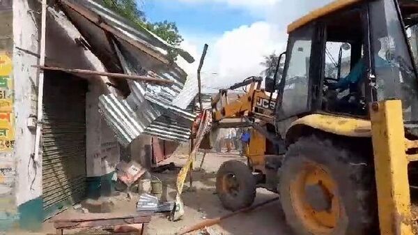 Encroachers eviction: বাংলায় বুলডোজার! ‘দিদিই কিছু ব্যবস্থা করবেন’, আশায় ব্যবসায়ীরা