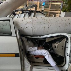 দিল্লি বিমানবন্দরে চরম বিপত্তি, ভাঙল ছাদ, চাপা পড়ল গাড়ি