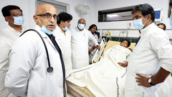 Congress MP Phulo Devi: নিট দুর্নীতির প্রতিবাদে নেমে সংসদে অজ্ঞান হয়ে গেলেন কংগ্রেস এমপি, কেমন আছেন তিনি? – congress MP Phulo devi fainted in the parliament during protest on NEET Row