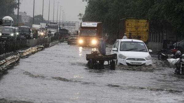 Waterlogging: কলকাতার বিভিন্ন প্রান্তে বর্ষণে জল জমার পরিমাণ জানতে যন্ত্র বসাচ্ছে লালবাজার