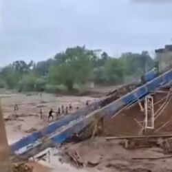 ঝাড়খণ্ডে ভারী বৃষ্টিতে ভেঙে পড়ল সেতু