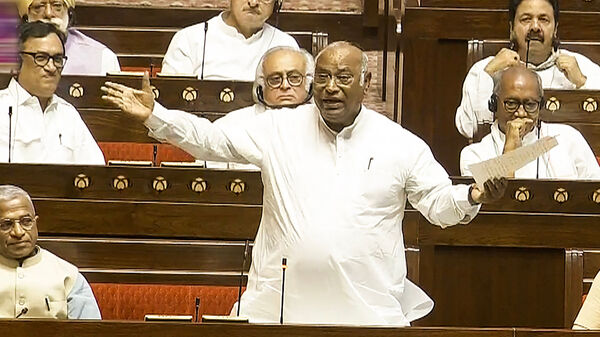 Kharge Speech: ‘UPA জোট সরকারকে খিচুড়ি বলতেন মোদী, এখন নিজেরাই…’, নিট থেকে মণিপুর, ৯০ মিনিটের ভাষণে খাড়গে তুললেন ঝড় – Malliakrjun kharge lams government over paper leak, Manipur, RSS, and caste discrimination in Rajya Sabha