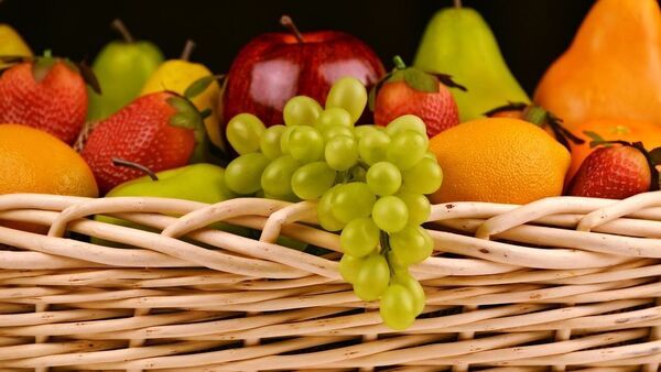 Fruits for Skin: নিয়মিত পাতে রাখুন এই ৪ ফল, ঝলমল করবে আপনার ত্বক – Fruit Benefits: Keep these 4 fruits with you, your skin will shine like the sun