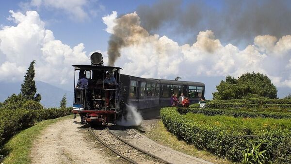 Meeting on Darjeeling ToyTrain: বাতাসিয়া লুপে সেলফি জোন,আরও আধুনিক, আরও স্মার্ট হবে দার্জিলিংয়ের টয়ট্রেন