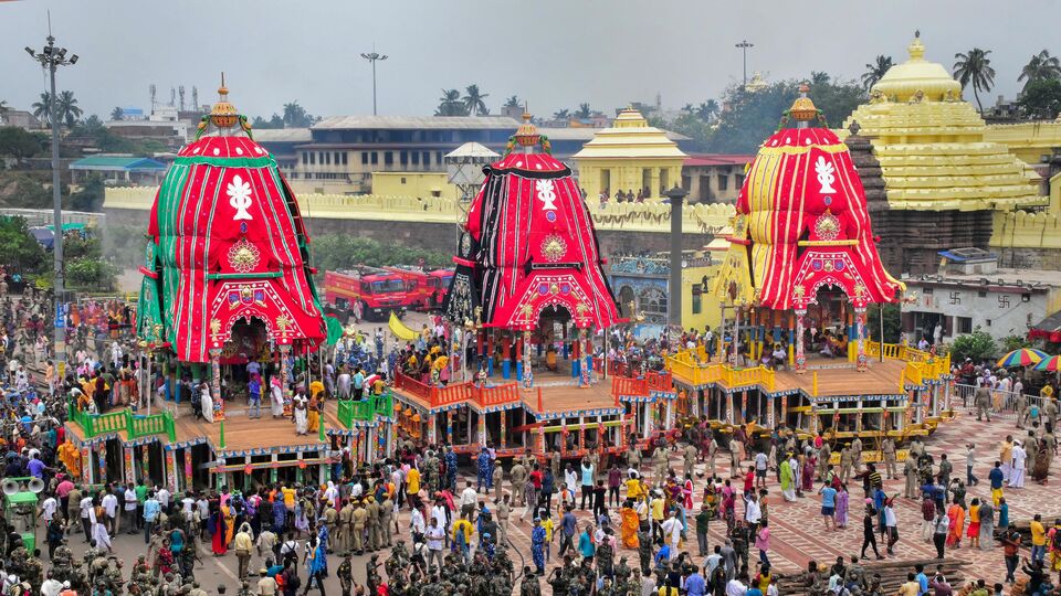 রথযাত্রা ২০২৪ এর মাঝে রয়েছে আর হাতে গোনা কয়েক দিন। সপ্তাহের শেষে পুরী থেকে শুরু করে বাংলার মাহেশে ধুমধাম সহকারে পালিত হবে রথযাত্রা। তার আগে দেখে নিন চলতি বছরে জগন্নাথদেব, বলরামদেব, সুভদ্রা দেবীর এই রথযাত্রার তিথি, তারিখ, সময়কাল।(PTI)