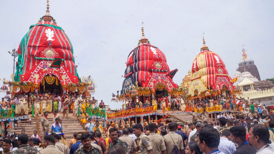 উল্টো রথ ২০২৪- রথযাত্রার উল্টোরথ পড়ছে ১৬ জুলাই। এদিকে, রথযাত্রা ঘিরে পুরীর মন্দিরে যে পর পর অনুষ্ঠান রয়েছে এবং সেই অনুষ্ঠানের নেপথ্যে যে তারিখ রয়েছে, তা দেখে নেওয়া যাক। দেবদেবীর 'সুনাবেশ' উপলক্ষ্যে বহুদা যআত্রা ১৫ জুলাই। দেবদেবীকে সোনার গয়না পরিয়ে সুনাবেশ পালিত হবে ১৬ জুলাই। এক বিশেষ পানীয় দেবদেবীকে অর্পণ করার উৎসব ‘অধর পানা’ পালিত হবে ১৮ জুলাই। এরপর রথযাত্রার সমাপন দিবস নিলাদ্রী বিজে পালিত হবে ১৯ জুলাই।&nbsp;&nbsp; PTI Photo(PTI)