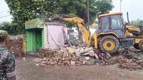 TMC party office demolished: আদালতের নির্দেশে চলল বুলডোজার, মালদায় তৃণমূলের কার্যালয় ও ক্লাব গুঁড়িয়ে দিল প্রশাসন