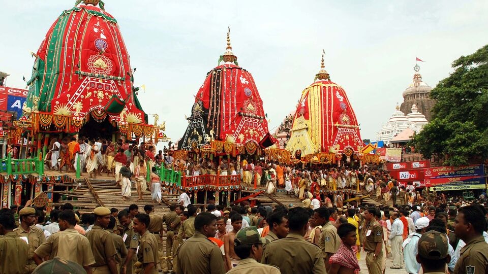 রথযাত্রা ২ দিন- পঞ্জিকামত অনুসারে, আষাঢ় মাসের কৃষ্ণপক্ষ তিথি এবার ১৫ দিনের বদলে ১৩ দিন হবে। তাই আষাঢ়ের শুক্ল পক্ষের দ্বিতীয়া তিথি চলবে ২ দিন ধরে। ৭ জুলাই রথযাত্রা শুরু হলেও, রাতে রথ টানা হচ্ছে না এবার পুরীতে। পরের দিন ৮ জুলাই গুন্ডিচা মন্দিরে রথ পৌঁছবে। এর আগে ১৯৭১ সালে এমন হয়েছিল।&nbsp;(download)