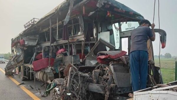 Uttar Pradesh bus accident: UP-তে ভয়াবহ দুর্ঘটনা! দুধের গাড়িতে ধাক্কা মেরে উলটে গেল বাস, মৃত ১৮ শ্রমিক