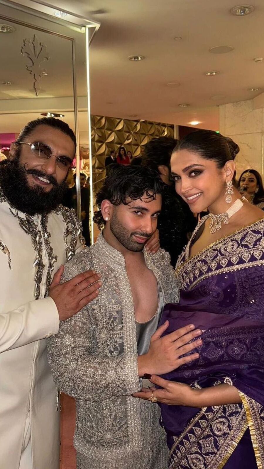 দীপিকার বেবি বাম্পে হাত ওরির! আম্বানিদের অনুষ্ঠানে দীপবীরের হবু সন্তানকে আদর