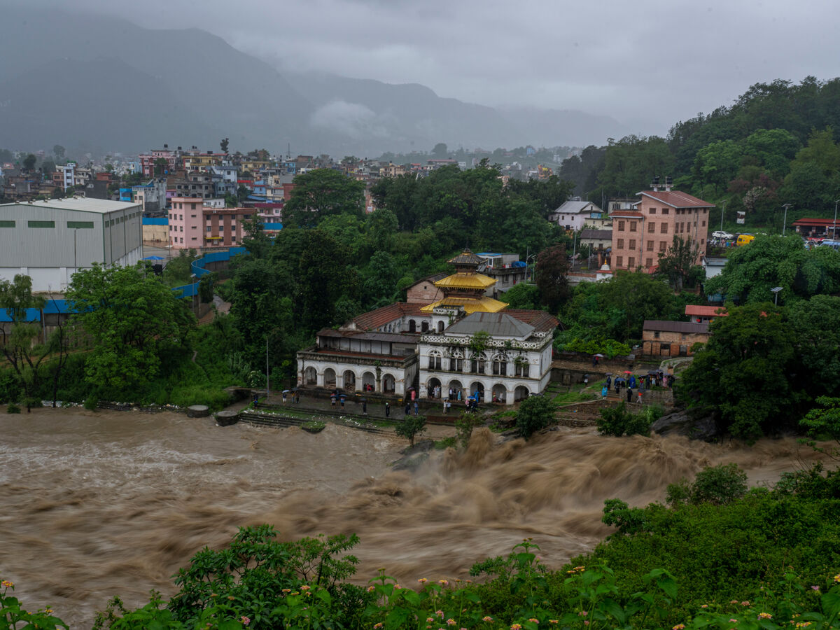 Nepal Landslide Bus Accident, 63 Missing: নেপালে ভয়াবহ ভূমিধস, ত্রিশূলি নদীতে ভেসে গেল ২টি বাস, নিখোঁজ ৬৩ জন যাত্রী - Nepal Landslide Bus Accident 63 missing as bus falls in Trishuli River